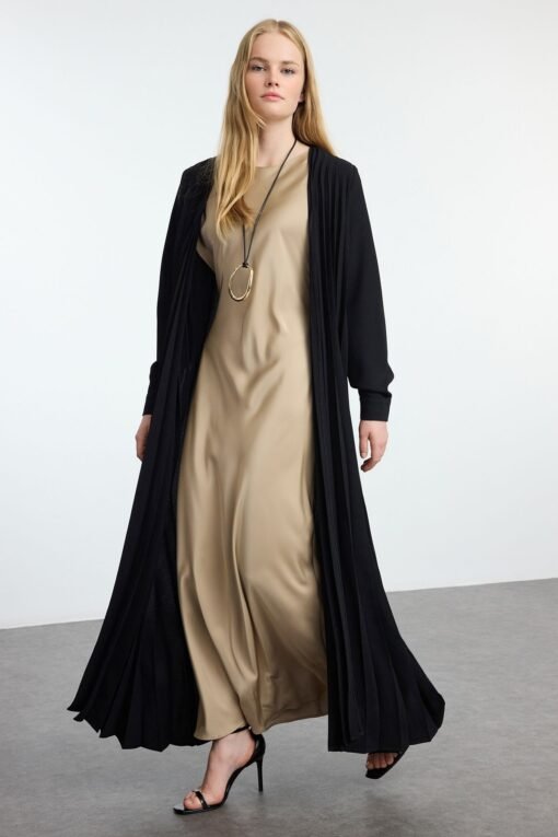 Black Pleated Woven Abaya